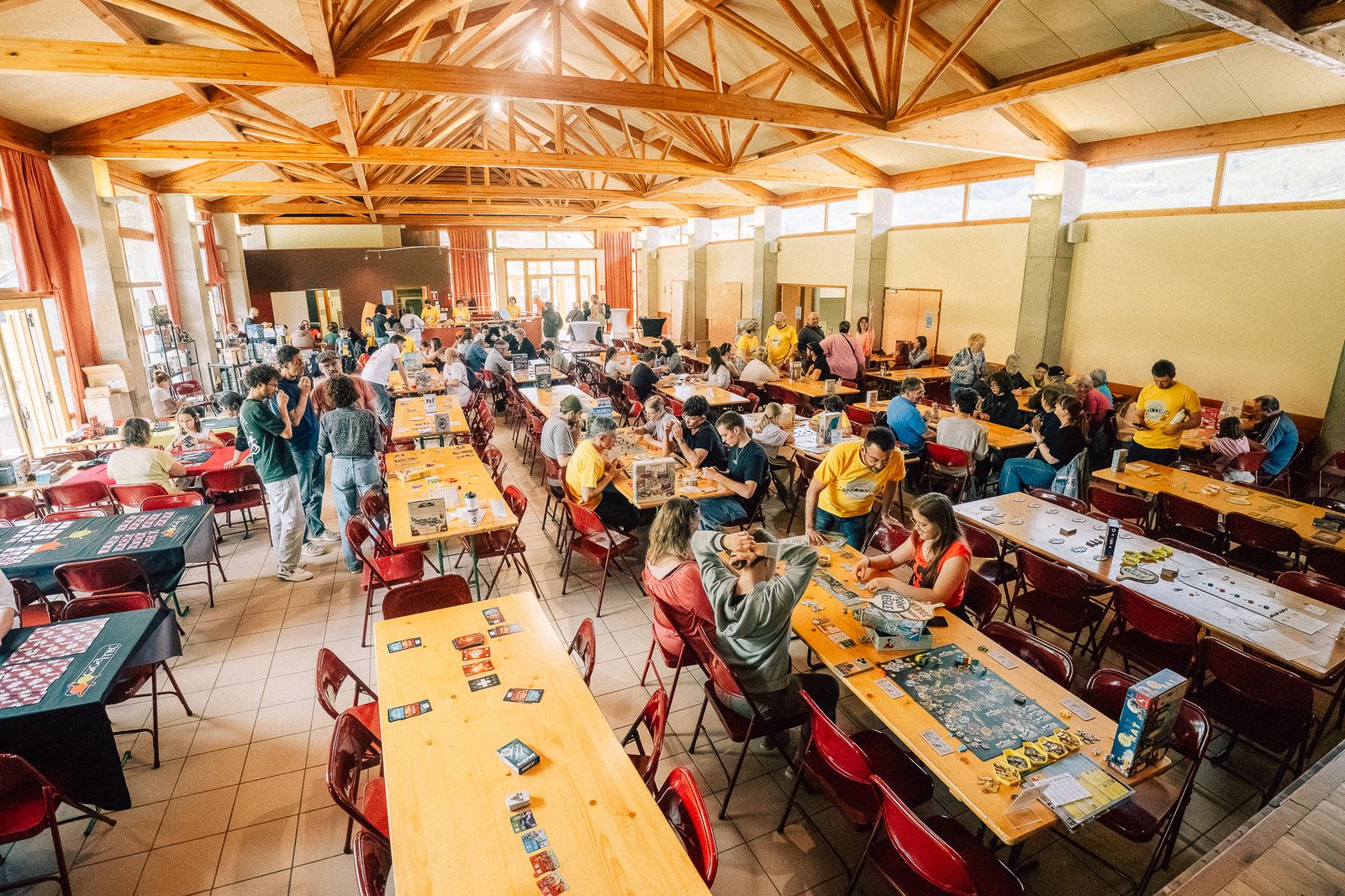 Vue d'ensemble de la salle des fêtes remplie de joueurs pendant la fête du jeu