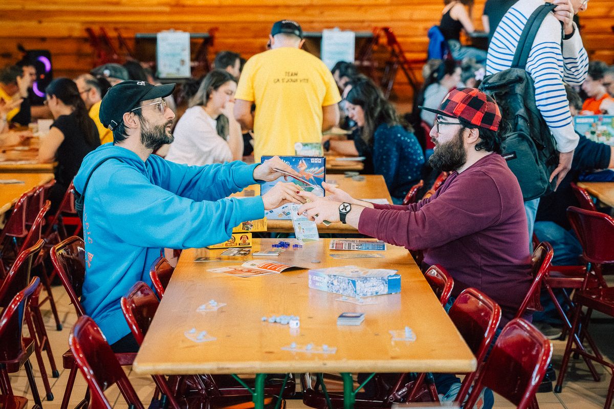 Deux joueurs face à face autour d'une table de jeu